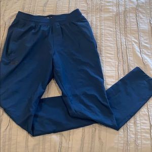 Under Armour fitted/tapered leg activewear pants